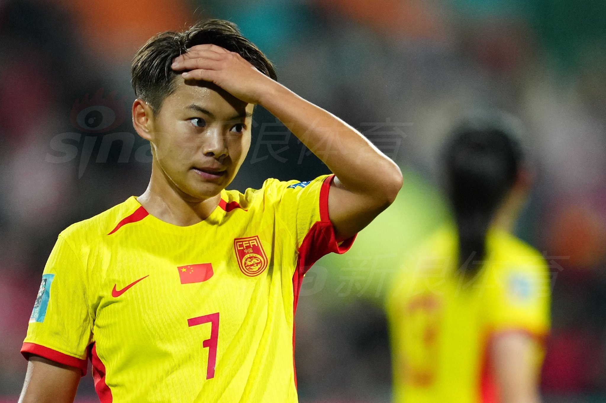 比赛进行到白热化阶段，双方球员在角球争夺中同时跃起争顶，画面定格在力量与意志碰撞的瞬间，充满了体育竞技的张力。