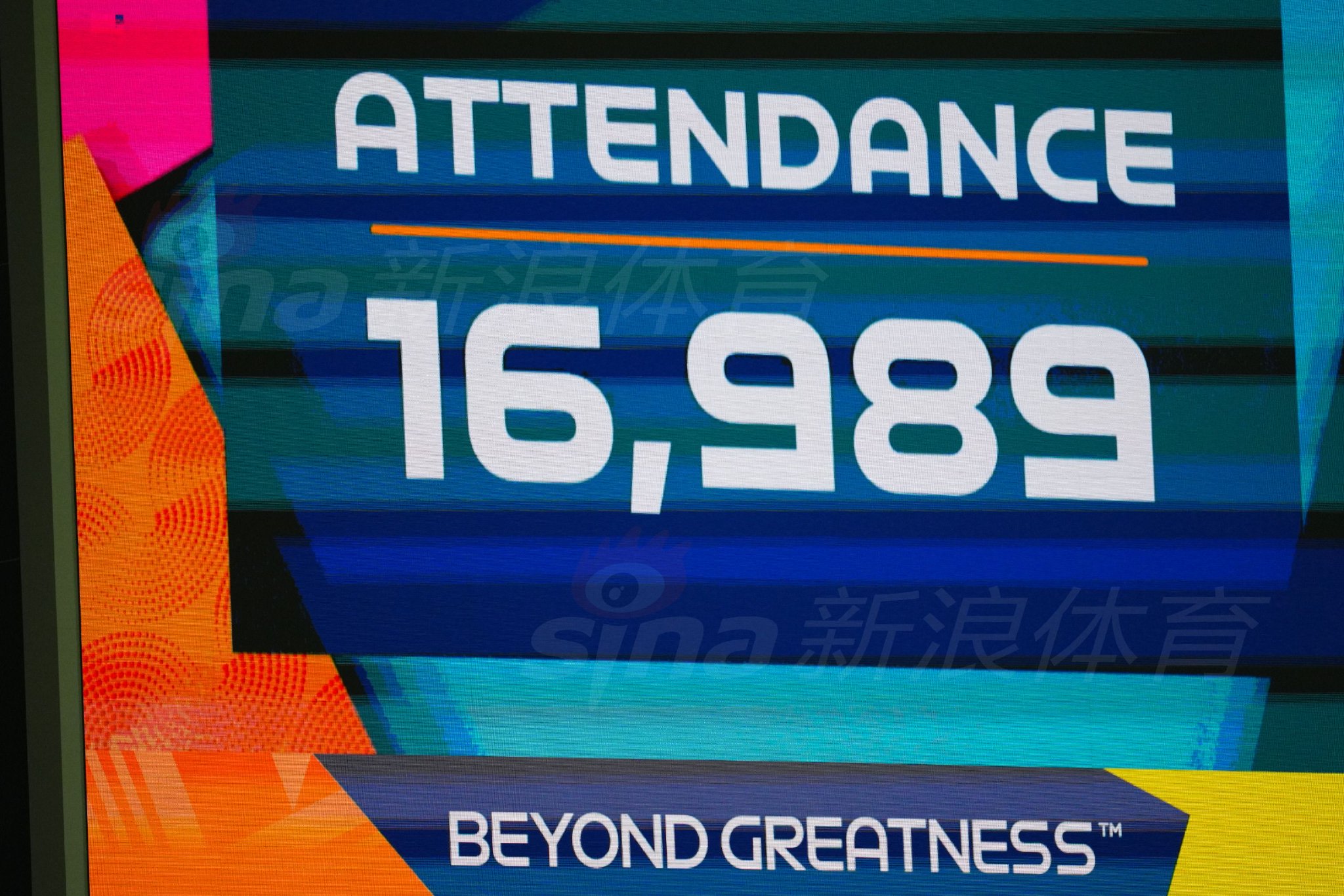 终场哨响后，中国女足姑娘们难掩失落，但她们依然互相拥抱安慰，并向远道而来支持他们的中国球迷看台挥手致意，眼神中充满不甘与感谢。