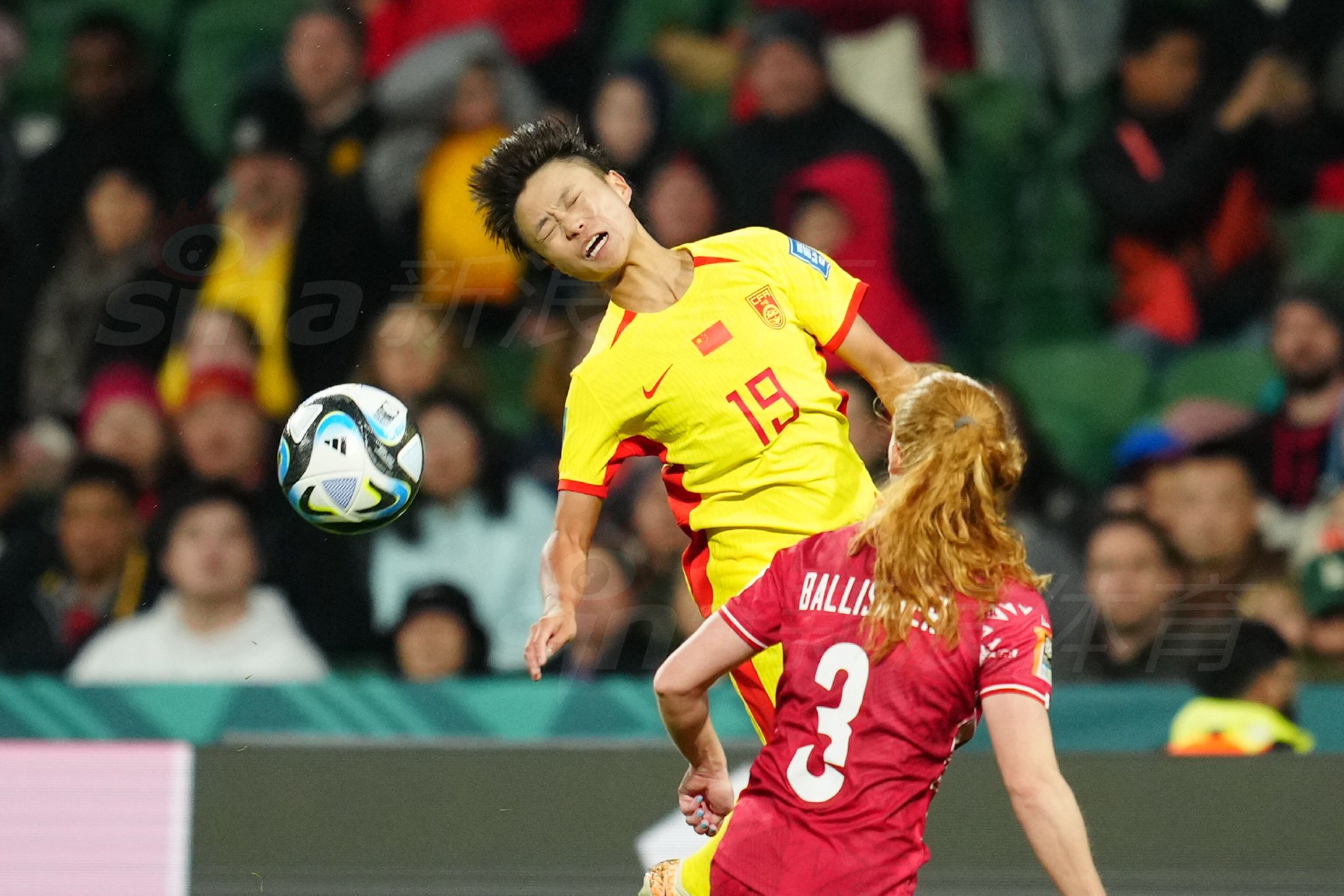 比赛开场前，中国女足队员们围成一圈，手臂紧紧搭在一起，正在进行最后的鼓舞士气的呐喊，眼神中充满了坚定与对胜利的渴望。