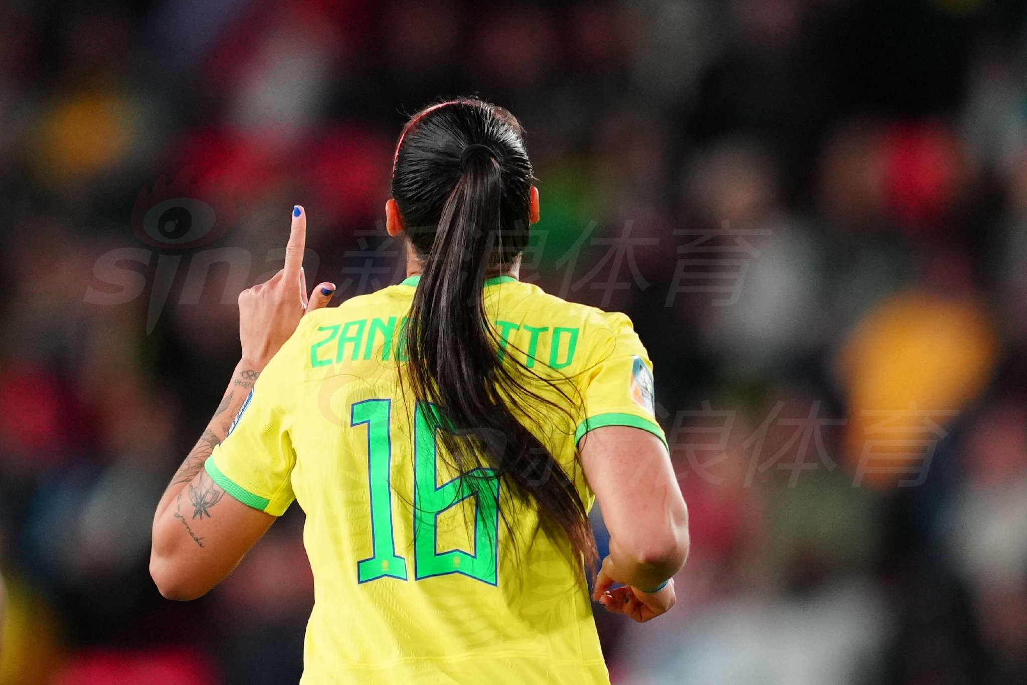 巴西队教练皮娅·桑德哈格在场边凝神观赛，她肩负着率领这支新老结合的球队冲击冠军的重任。