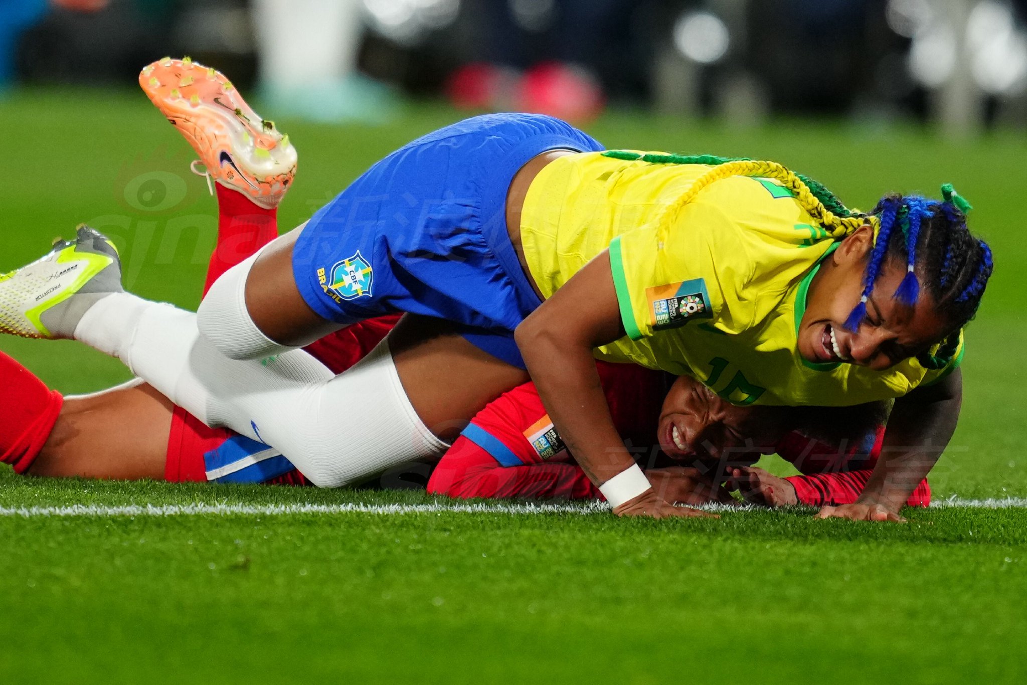 巴西队核心球员玛塔主罚任意球瞬间，眼神坚定，肩负着第六次征战世界杯的传奇使命。