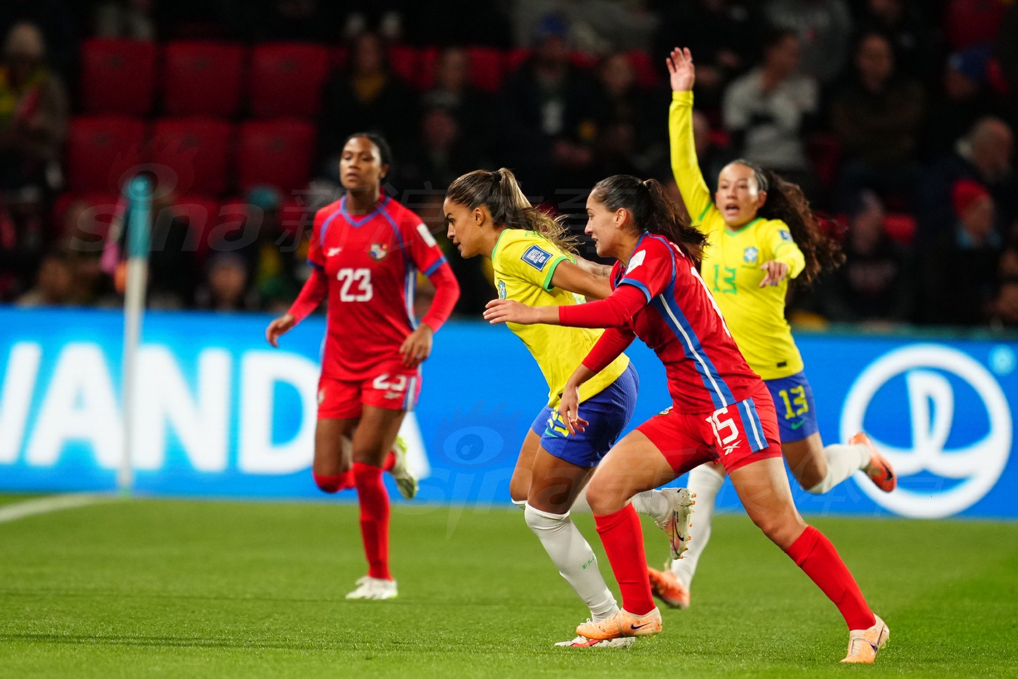 巴西队前锋带球凌厉突破巴拿马防线，展现出桑巴足球行云流水般的进攻艺术。