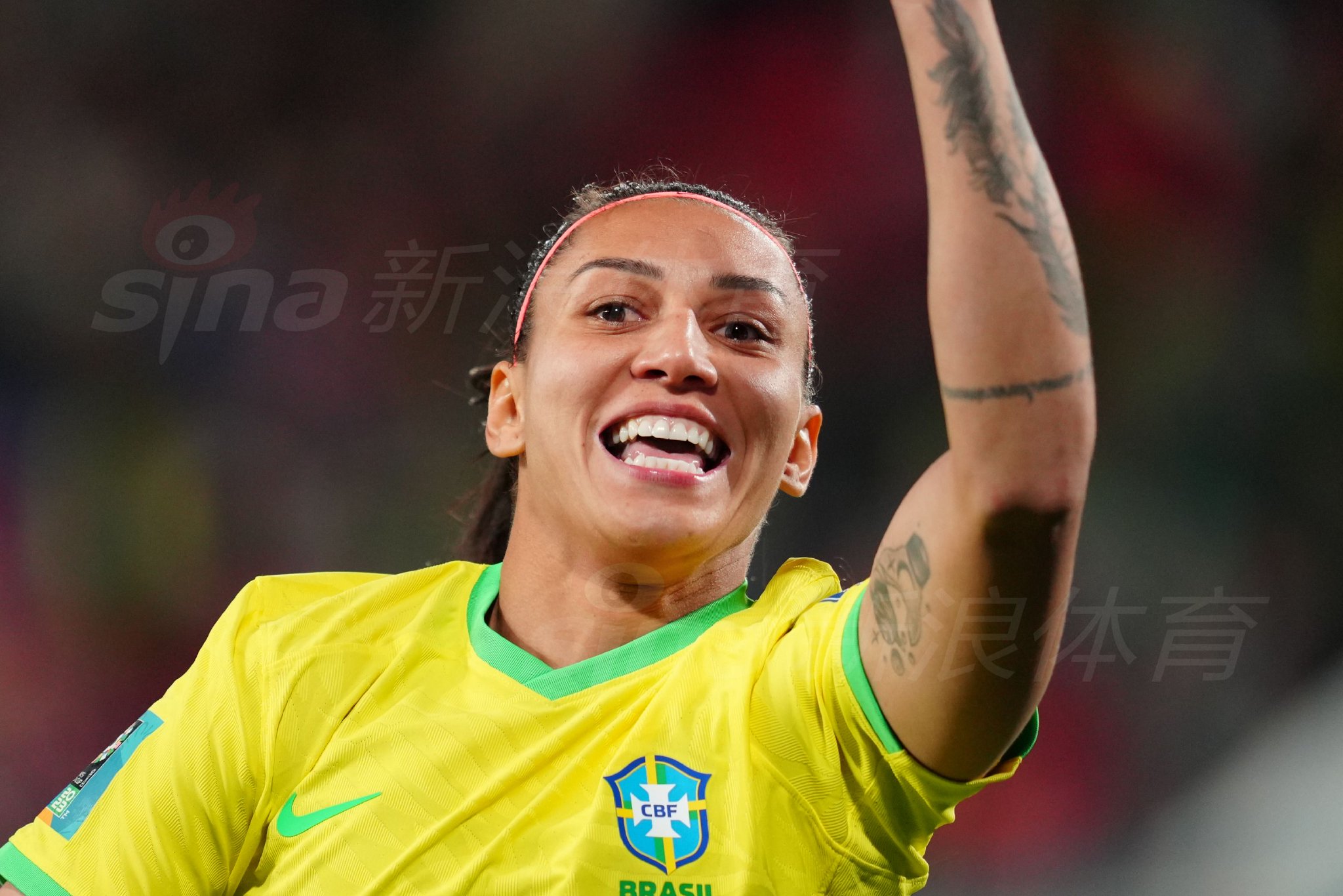 巴拿马队门将飞身侧扑，奋力封堵巴西队的劲射，即便大比分落后依然全力以赴守护最后尊严。