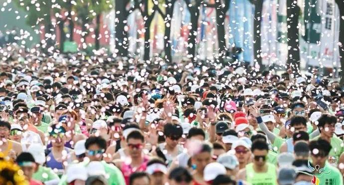 扬马赛道显眼包出圈引热议