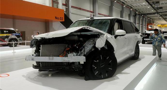 理想i8撞卡车引乘龙四连反击