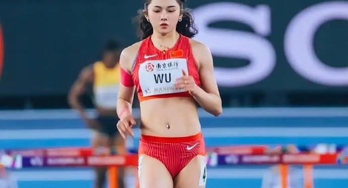 吴艳妮回应比赛化妆 笑说老了不妆显丑