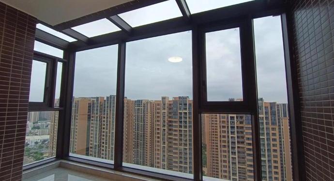 年轻人爆改小蜗居 阳台改卧室成两室一厅