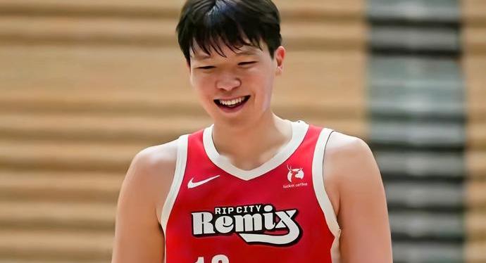 开拓者召回杨瀚森迎战国王