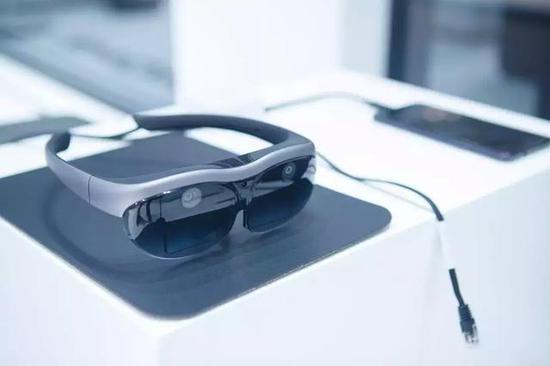 Vivo 在 MWC 上海展出了用于连接 5G 手机的 AR 眼镜 | The Verge