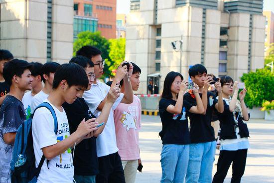 学生纷纷拍照打卡 现场活动异常火爆