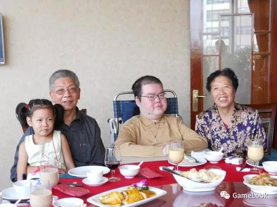 摄于2010年的全家福：爷爷（左）、冯锦源、奶奶（右）