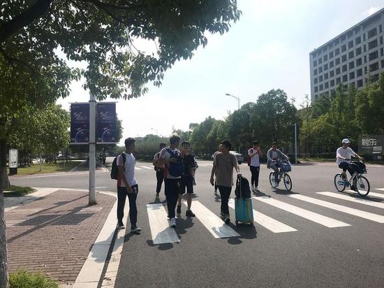  7月21日，选手们走在去决赛场地的路上