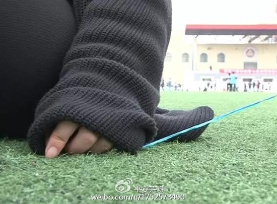 手機(jī)被偷 女大學(xué)生用一根細(xì)繩智擒小偷