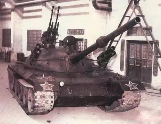 我国在1970年研制的第一辆WZ-122坦克原型车
