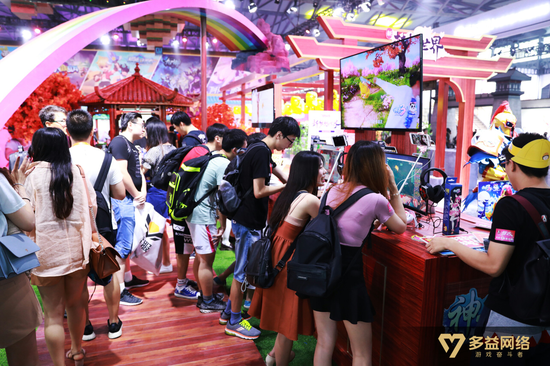 多益网络展区玩家排队试玩