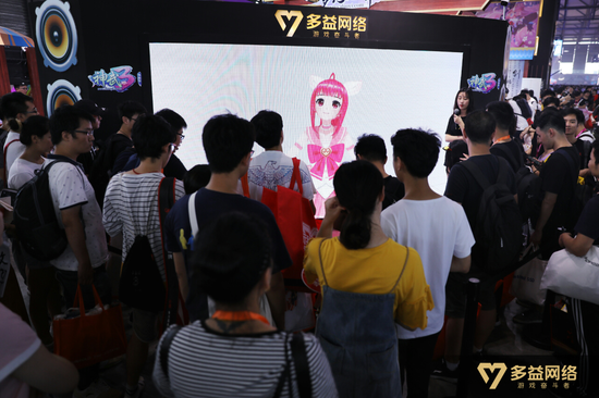 多益网络ChinaJoy展区小昕与观众互动