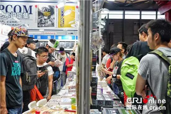 观众在会展现场购买周边