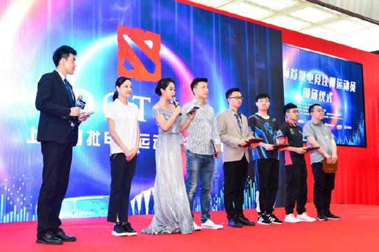 上海首批电竞注册运动员颁证 俱乐部晒队员证书