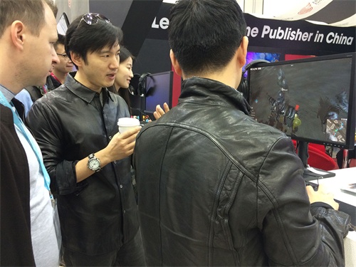 图4:制作人接受采访改成制作人现场讲解
