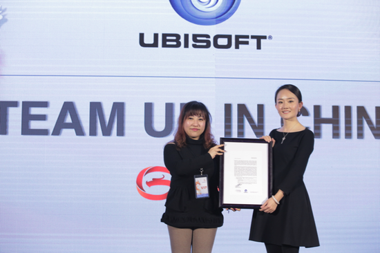 UBISOFT手游大中华区商务负责人仲婕和龙图游戏师淑芳进行IP授权仪式