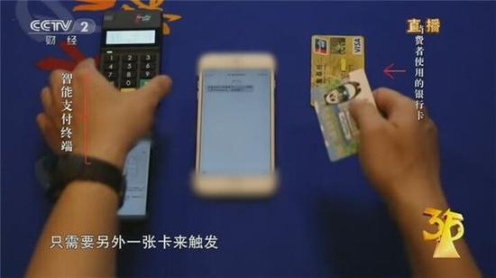 技术人员演示在公共wifi下如何盗取用户信息　图片来自央视3.15晚会直播截图