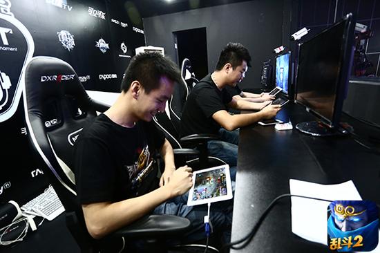 比赛选手进行3V3实时对战