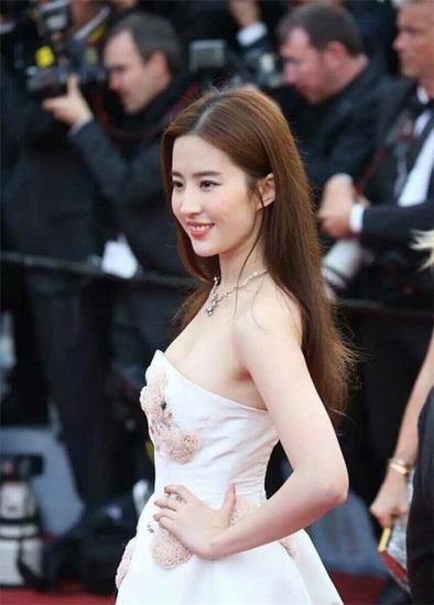 刘亦菲在戛纳电影节的红毯上美艳动人，成为媒体争相报道的焦点