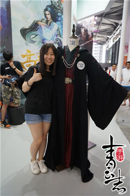 某粉丝在戏服旁徘徊伫立三小时不愿离开！