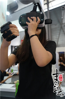 女玩家为何被吓得连连后退？