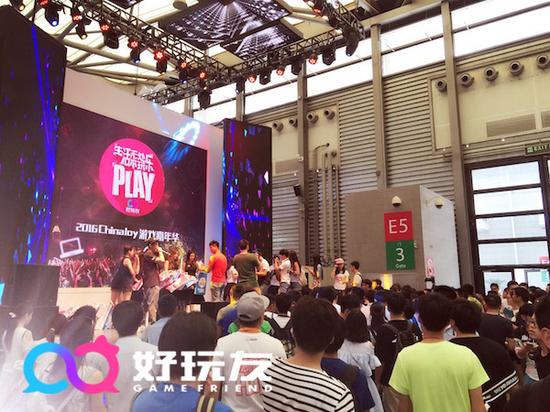 即使到了最后一刻，好玩友的舞台下依然围着这么多观众！