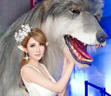 chinajoy2016：CJ最美女主持夏小薇携两吨重巨狼现身ChinaJoy