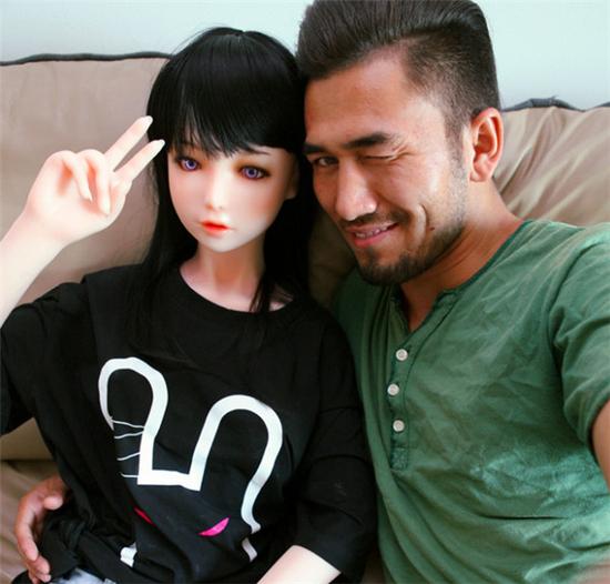 惊呆了 自由篮球玩家携实体娃娃参加CJ_网络