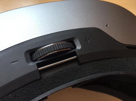 眼镜的左侧是电源键和方形的散热区域。