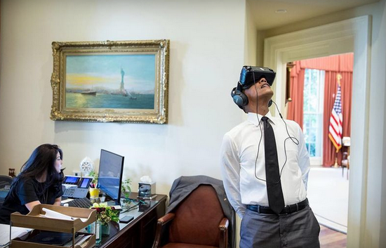 奥巴马佩戴VR设备照片曝光