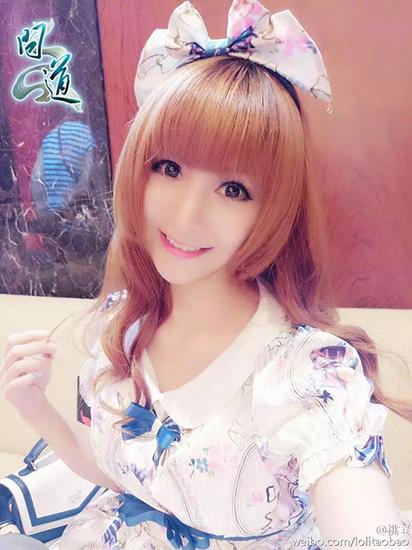 【配图1:女主播“淘宝”