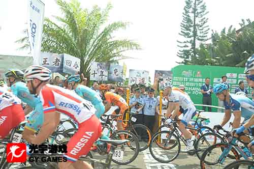 【配图2：光宇游戏助力自行车比赛现场图