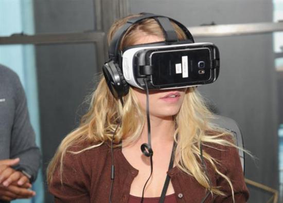 女玩家在VR游戏里被渣男性骚扰