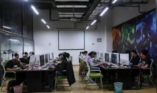 七煌电竞暂设于南京的训练基地，20名兴趣班学员按竞技水平从右至左依次递减排序。