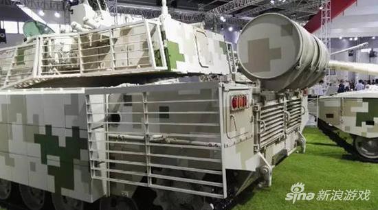 VT-5的動力艙緊湊，注意柵欄裝甲和炮塔尾部的自動裝彈機(jī)艙門