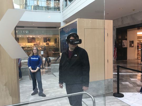 布局線下 Facebook在商城、機場開設VR體驗店