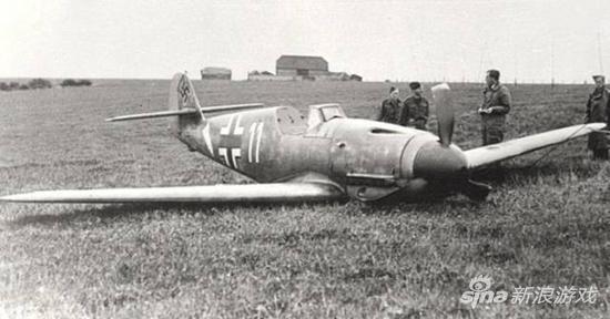 ▲迫降的BF109，右二是德费舍尔中士