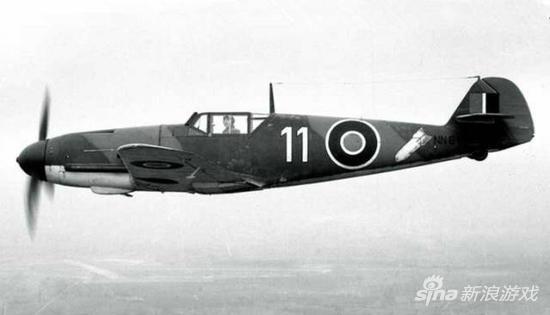 ▲被涂上英国空军标志的BF109，不过保留了11编号和白色炸弹图案