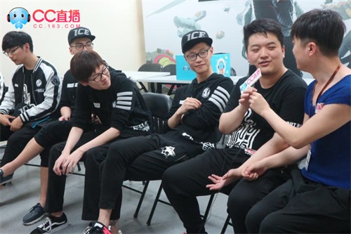 CC直播主播老Z探班守望先锋OWPS 采访知名