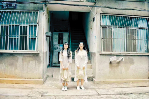 小范和秋哥在宿舍楼下合影