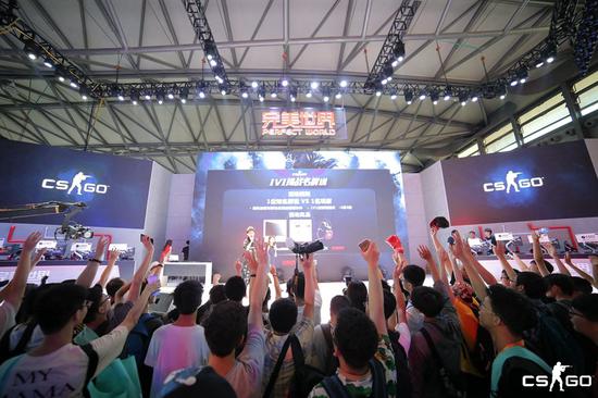 CJ惊现帅气枪妹 CSGO美女主播擂台大秀神技