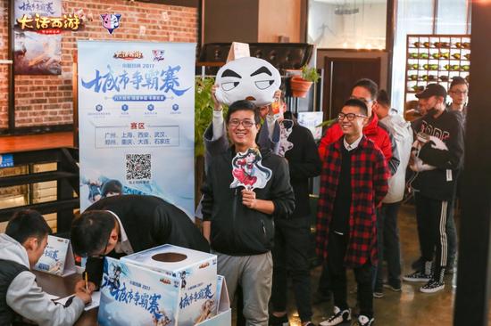 热情的玩家早已排起了队伍