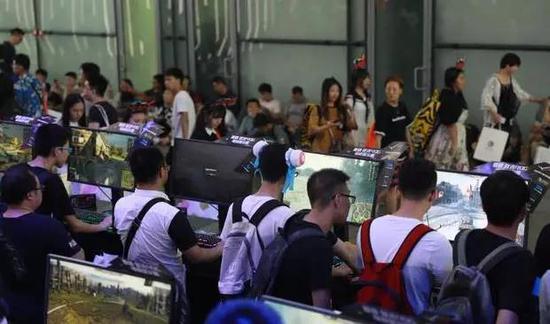 空中网展台试玩区人头攒动