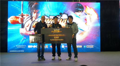 索尼互动娱乐（上海）副董事长添田武人与SNK开发本部部长小田泰之为《拳皇14》冠军小孩颁奖