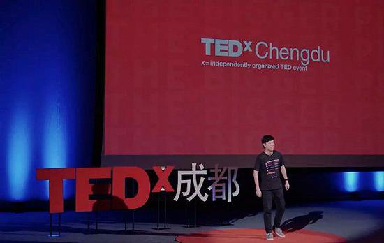 梁铁欣在分享自己的游戏体会,图片来源:TED官网
