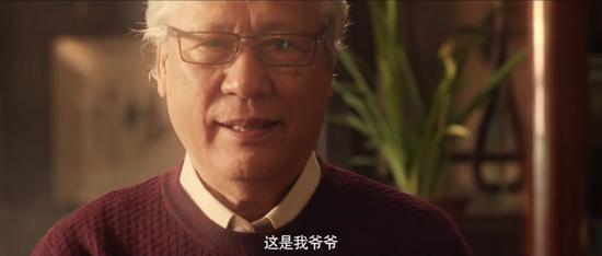 精神抖擞的爷爷，正在准备与奶奶的合照